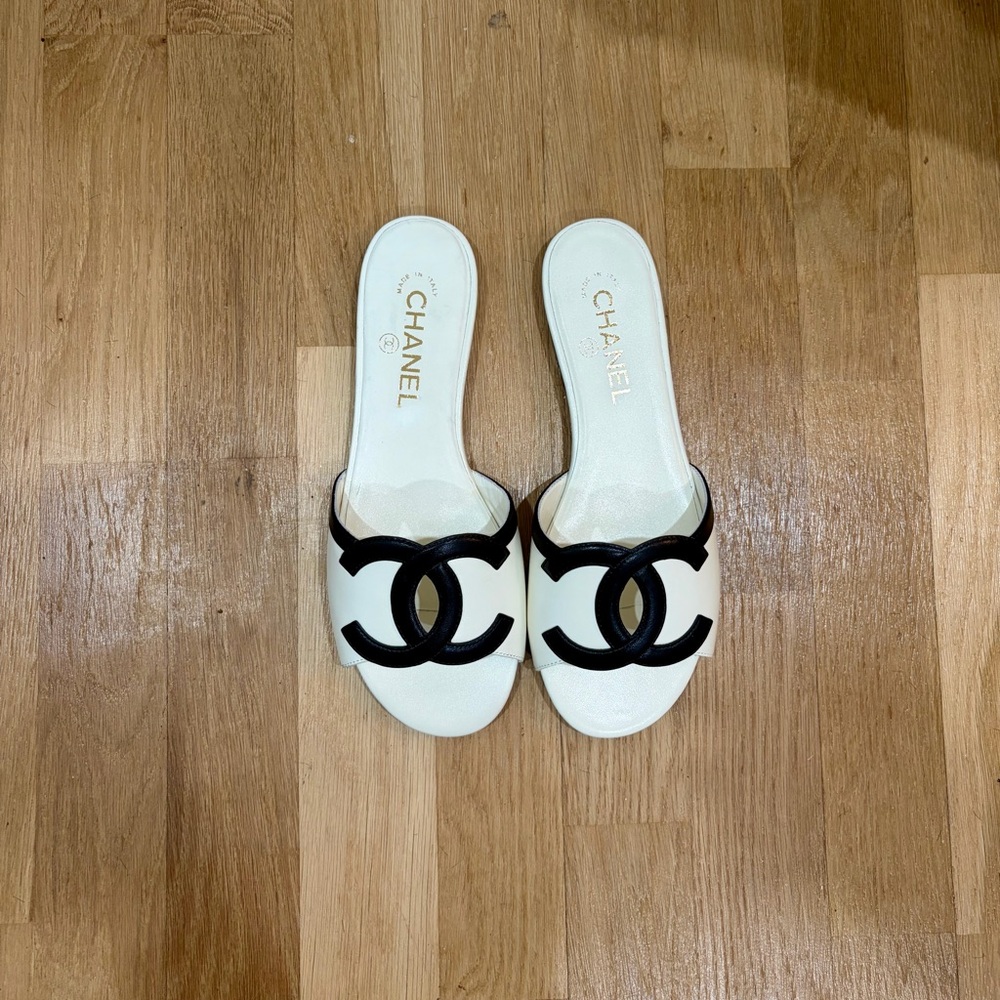 CHANEL White and Black CC Slide Sandals size 38 - Picture 3 of 7